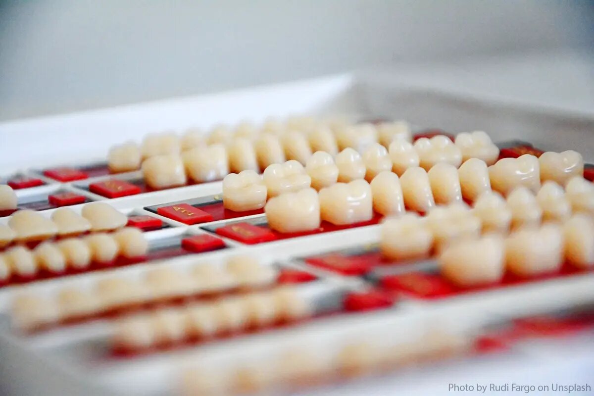 Современные протезы смотрятся натурально и не выделяются при улыбке