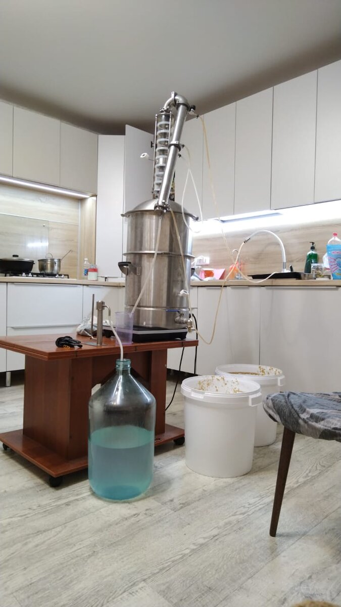 Так выглядит сборка аппарата автора при первой перегонке. Фото автора. 