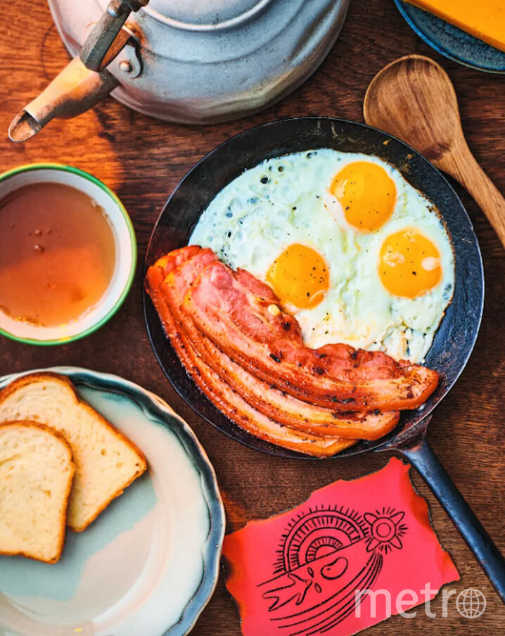    Яичница с жаренным на огне беконом.Иллюстрация из книги