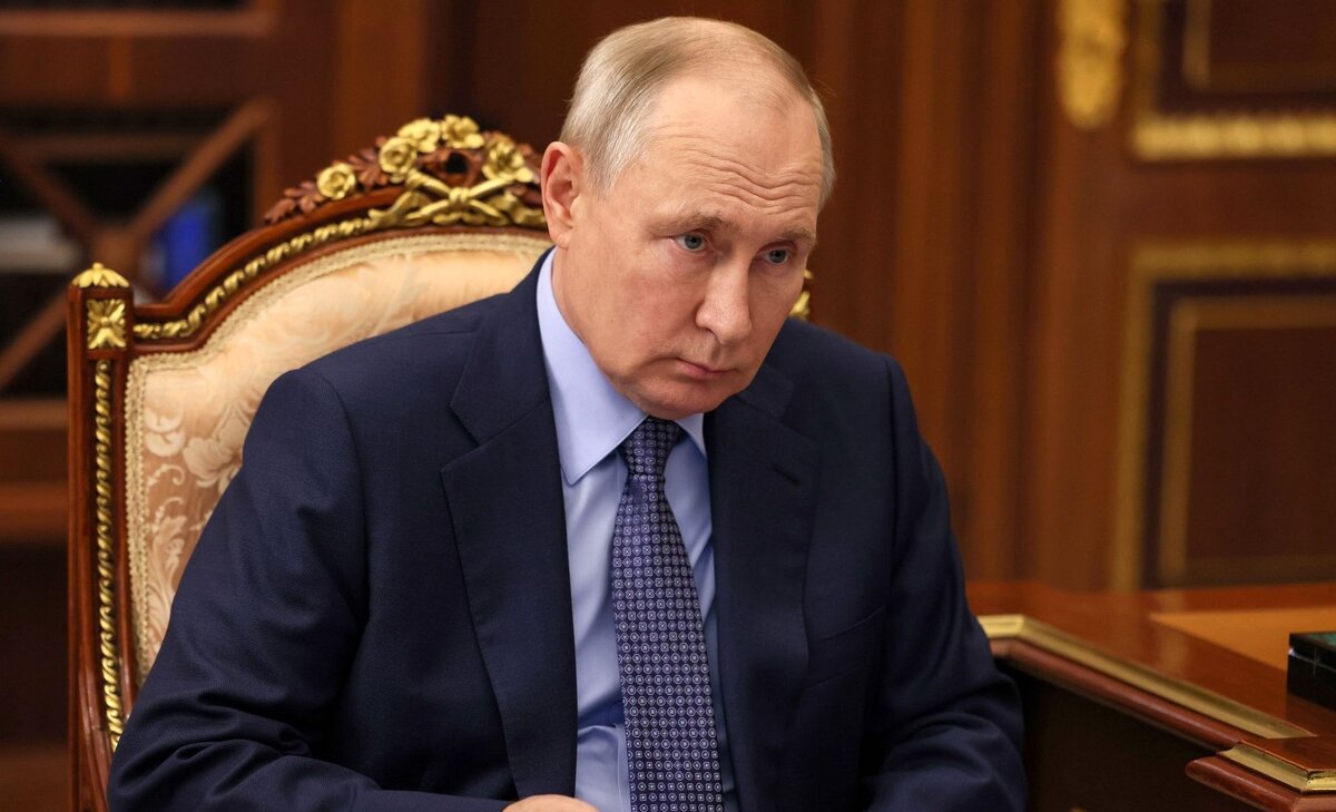 "ТАК ЧТО ТАМ С НАШИМИ АКТИВАМИ?" - СЛОВНО СПРАШИВАЕТ ВЛАДИМИР ПУТИН. ФОТО: KREMLIN POOL/GLOBALLOOKPRESS