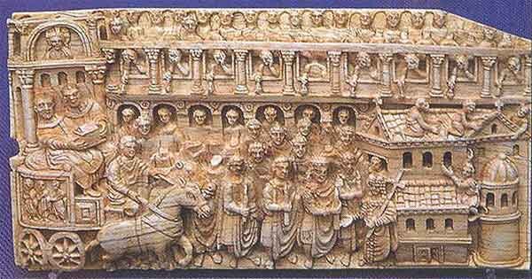 Перенос мощей в Константинополь. Император Феодосий II и Пульхерия встречают двух епископов у врат церкви. Слоновая кость. V в.