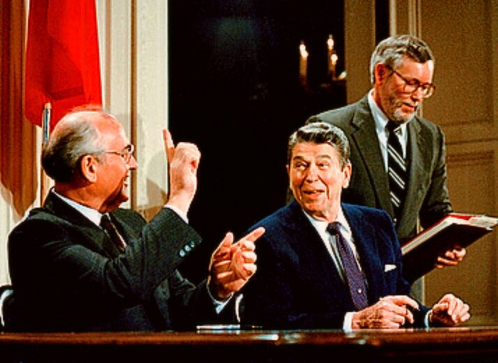 Горбачев - что он может такого веселого объяснять Рейгану?!