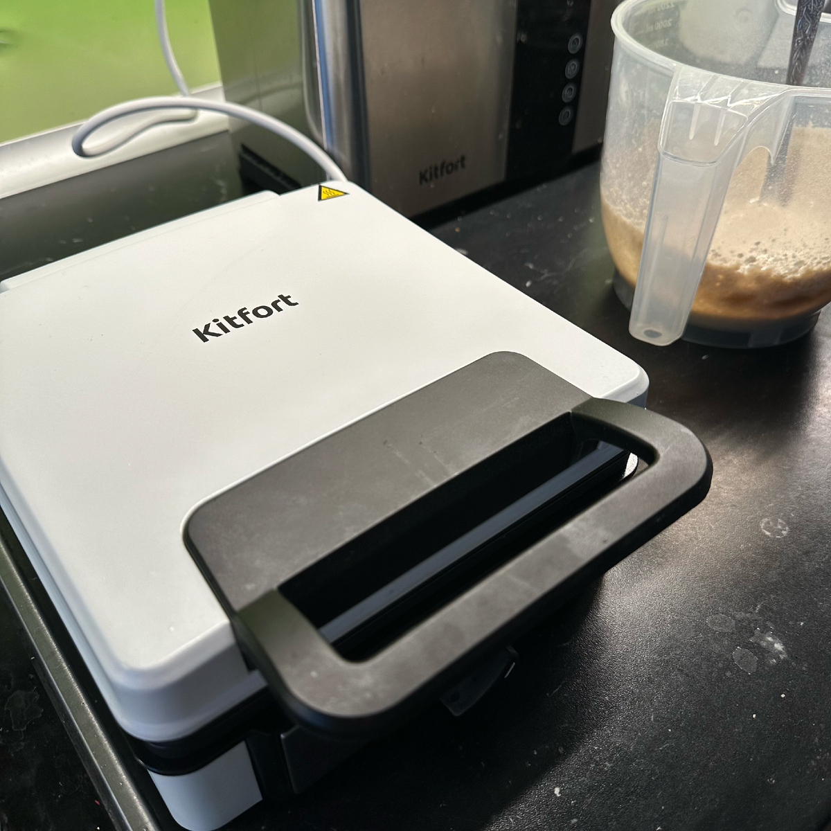 Вполне компактная. Когда не пользуюсь, убираю в шкафчик.