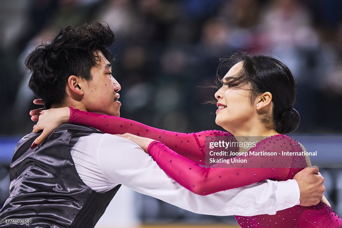 Партнер, конечно, не Аполлон, но об этом совершенно не думаешь, когда ребята начинают скользить. По реберности/скорости/виртуозности в поддержках они ничуть не уступают первой тройке, а Лопыреву так вообще уделывают как стоящую