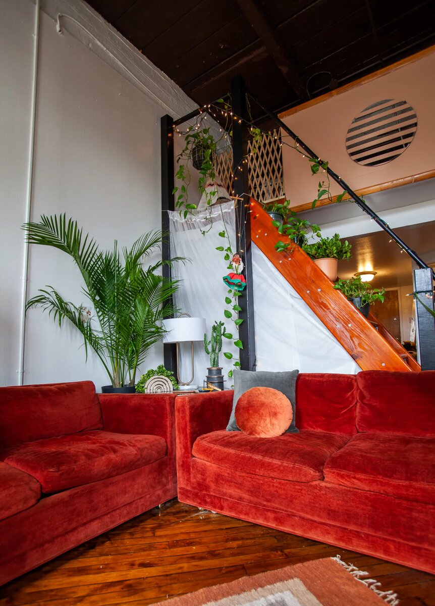 Пара не забыла о комфорте и возможности расслабиться после тяжелого рабочего дня. Гостиная и спальня стали местами, где они могут отдохнуть и насладиться своим домом