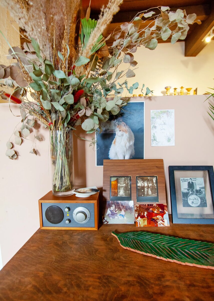 Пара не забыла о комфорте и возможности расслабиться после тяжелого рабочего дня. Гостиная и спальня стали местами, где они могут отдохнуть и насладиться своим домом