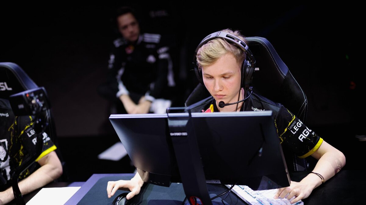     Илья m0NESY Осипов