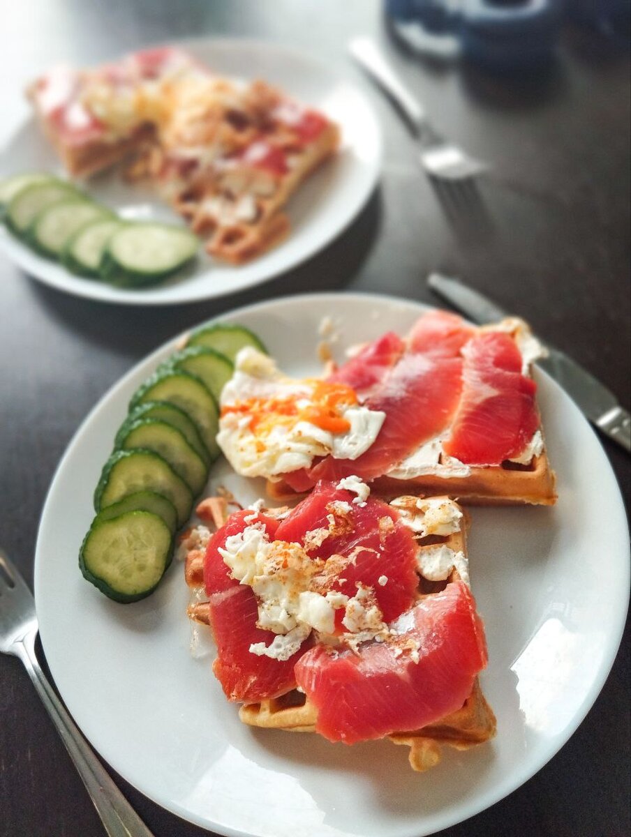 Вот таким может быть завтрак с домашними вафлями по этому рецепту. Мы к вафлям добавили красную рыбку и другие вкусности