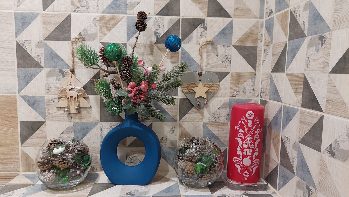 Пока получилось вот так. Но настроение уже задаёт праздничное.