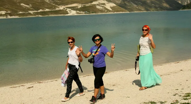 Чеченские девушки. Одежда в дагестан летом. Дагестанский национальный костюм женский. Одежда в дагестан летом. Женская одежда в дагестане для путешественников.