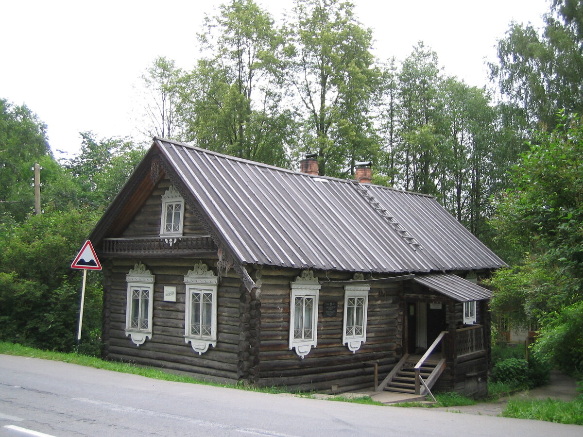 Здесь, на старом Мурманском тракте, в бывшем доме смотрителя источников, находится Музей первого русского курорта "Марциальные воды"