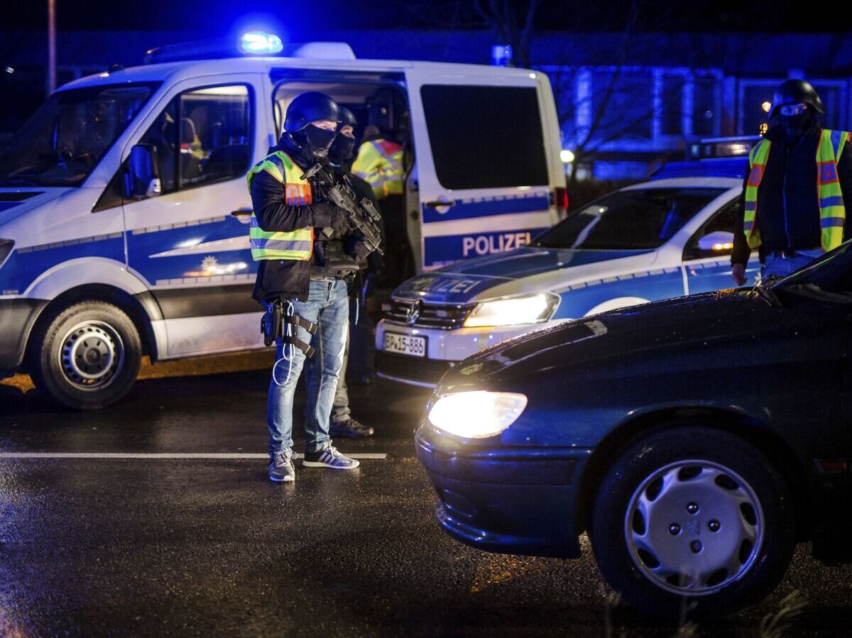    Сотрудники полиции на пограничном переходе между Страсбургом (Франция) и городом Кель (Германия). 11 декабря 2018© AP Photo / dpa / Christoph Schmidt