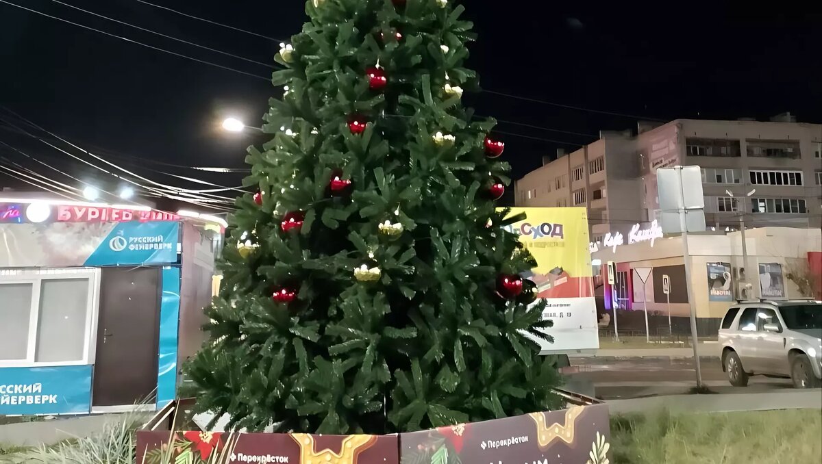     Новогодняя елка появилась в центре города Бор (Нижегородская область) 4 ноября. Об этом сообщает корреспондент NewsNN.