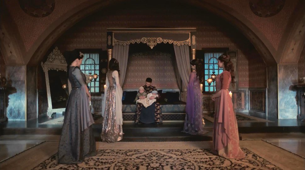 Кадр из сериала "Империя Кесем", Ахмед со своими сыновьями и их матерями!