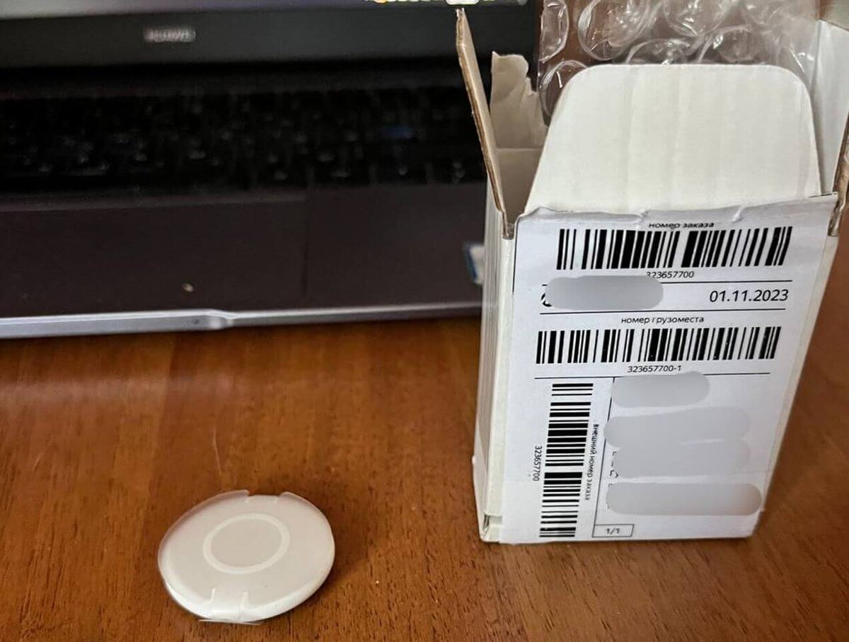    AirTag продается комплектом из 4 штук, но одну вам доставят без фирменной упаковки