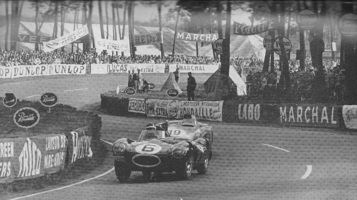 Ле-Ман. 1955 год – Разгар дуэли между Майком Хоторном, лидировавшим на «Ягуаре», и Хуаном Фанхио на «Мерседес-Бенц». «Ягуар» станет победителем 23 часа спустя. Здесь две машины проносятся сквозь «эски» в блестящем летнем солнечном свете.
