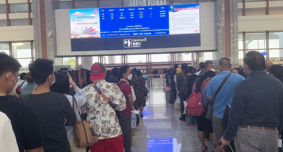 Ожидание выхода на платформу для посадки на поезд 