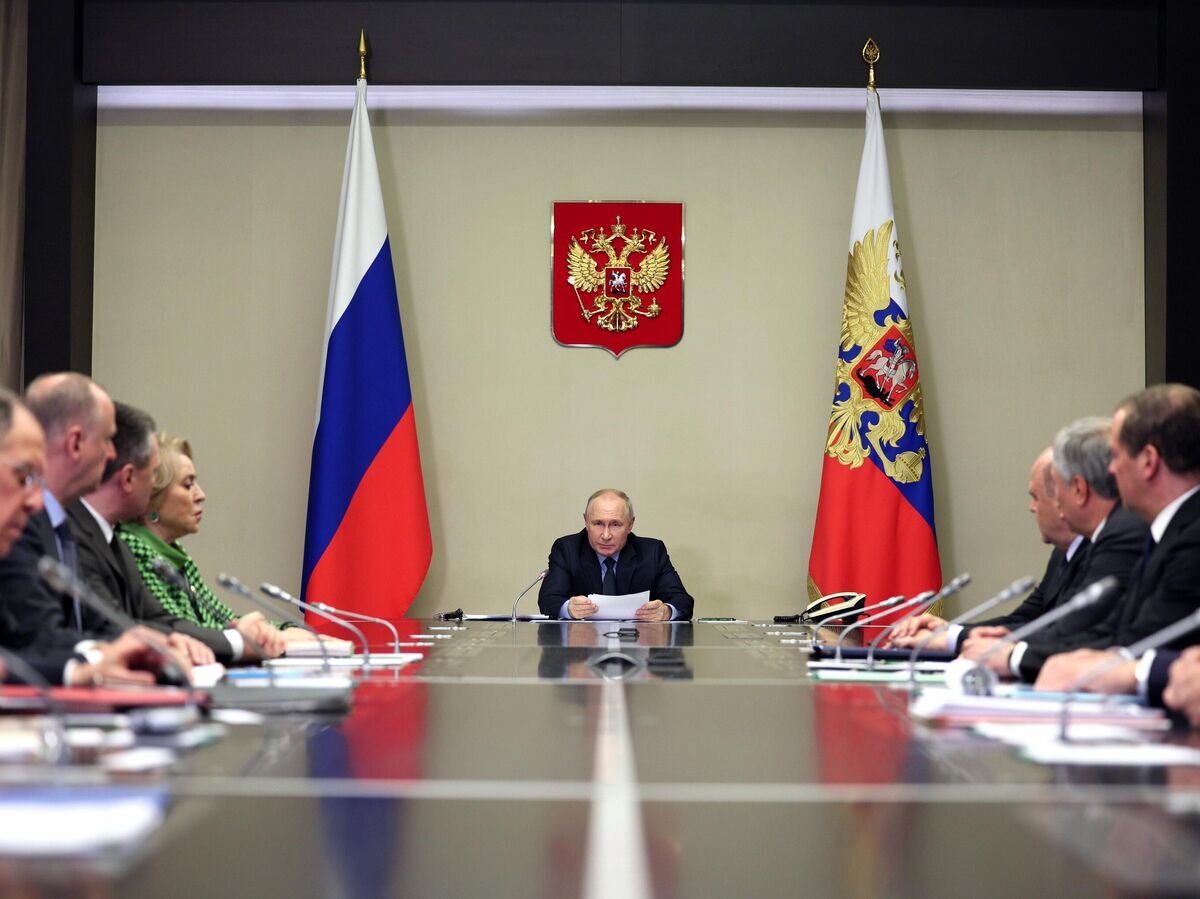    Президент РФ Владимир Путин проводит совещание с членами Совета безопасности РФ, правительства РФ и руководством силовых ведомств© РИА Новости / POOL