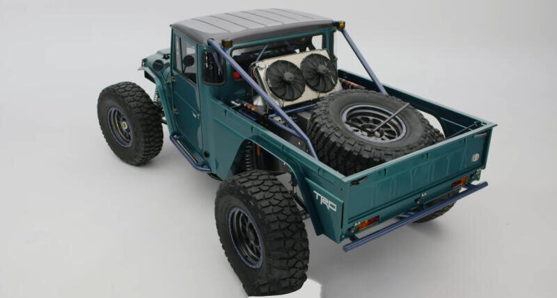 Toyota Land Cruiser 1966 года на гусеничном приводе