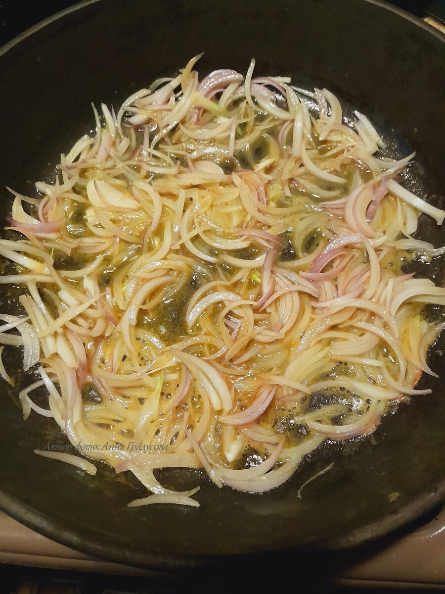 Убираем креветки в сторону, а в сковороду отправляем немного сливочного масла и лук.