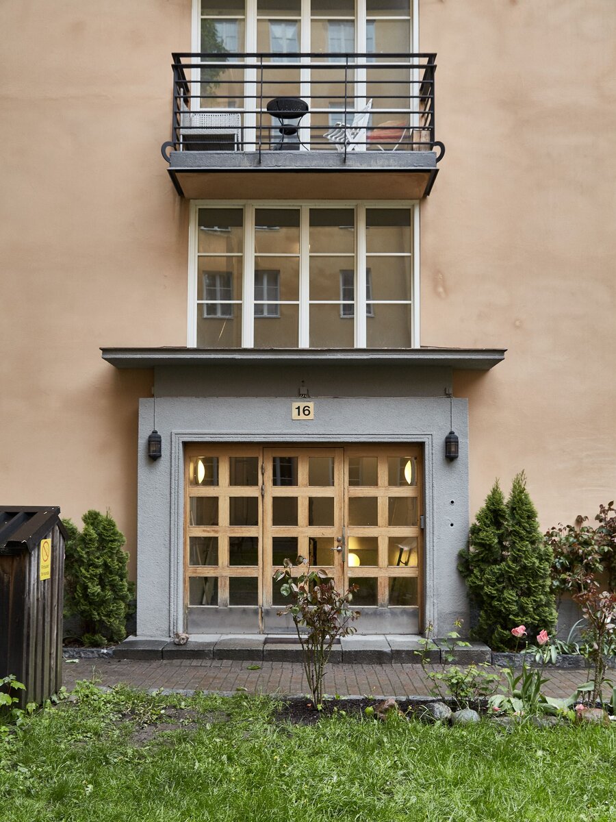 Квартира находится в одном из спальных районов Стокгольма в доме 1920-х годов постройки. Так выглядит вход в подъезд