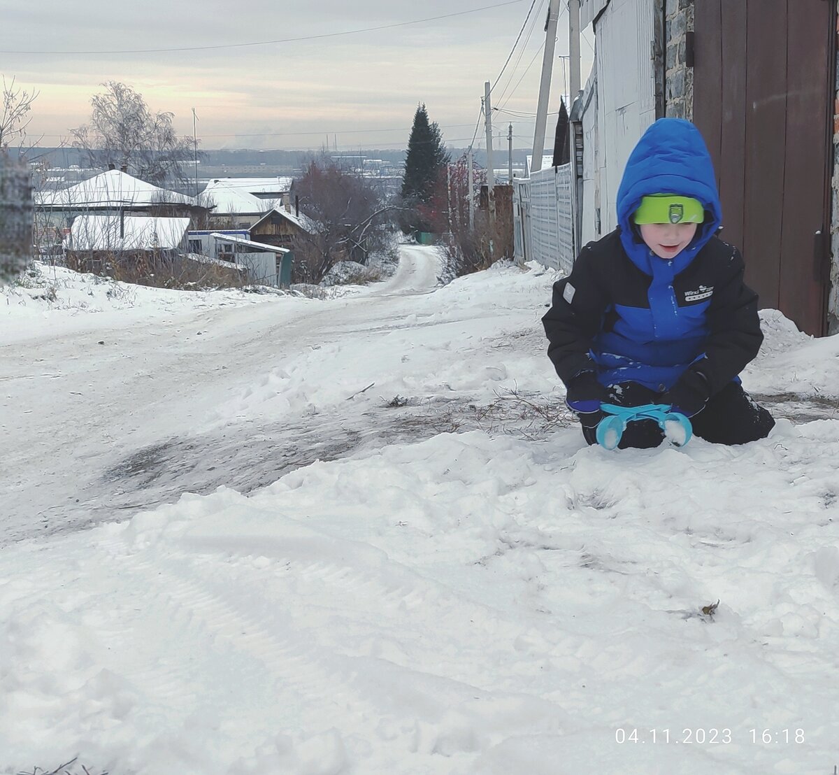 Вадим шкрябает снег