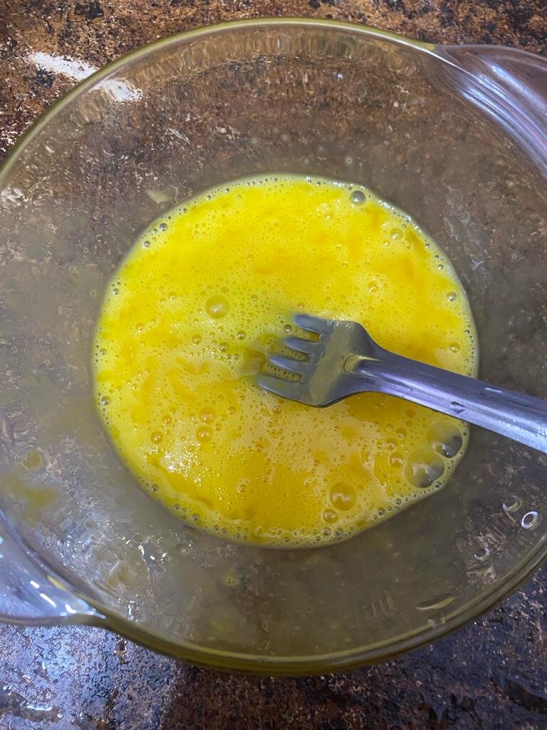 Яйца хорошо перемешиваем