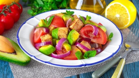    30 минут на кухне: салат с тофу и помидорами Юлия Шелковенко