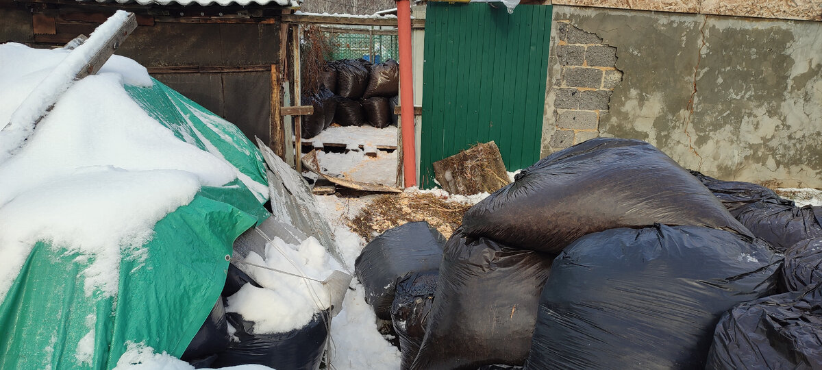 Так у меня получилось, что таскать  мне совсем не далеко, а надо было всего то лишь убрать часть забора... 