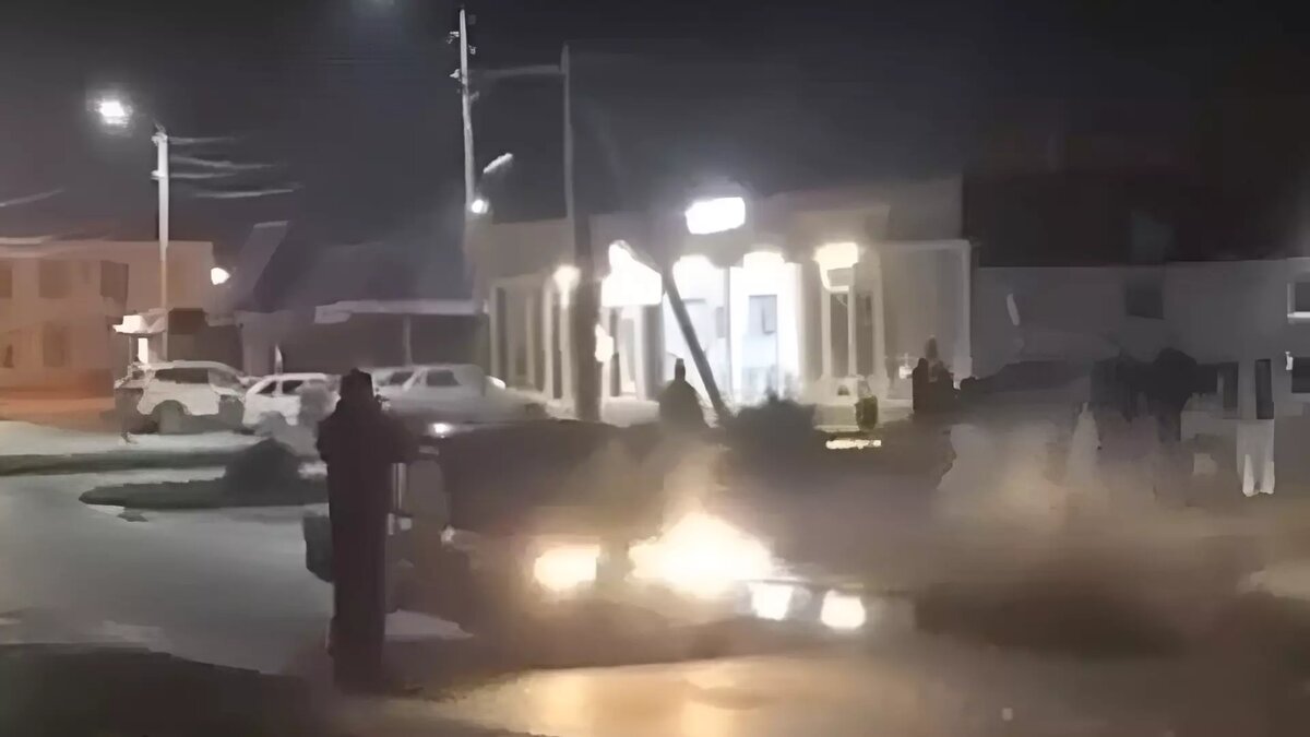     Лихач из Краснодара наехал на двух человек, попытался сбить полицейского и умчал с места происшествия. Чтобы остановить неадеквата, сотрудник полиции применил табельное оружие и разрядил в машину всю обойму.