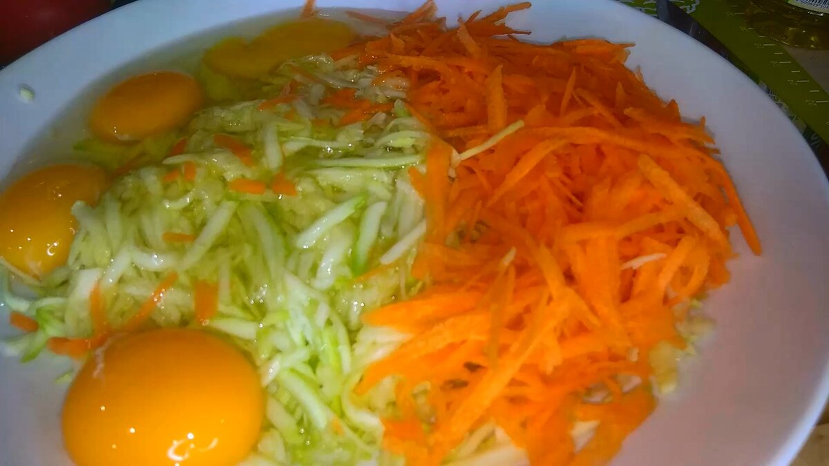  Кабачковая запеканка с овощами, яйцом и сыром. Готовится просто, съедается быстро.