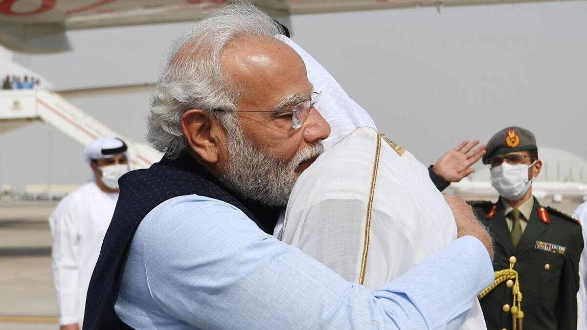 Президент ОАЭ и правитель Абу-Даби Шейх Мохаммед бин Заед приветствует Нарендру Моди