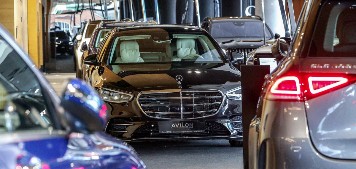 Дорогие западные автомобили всё ещё продаются в Москве, хотя производители их отозвали © picture alliance / Globa Look Press