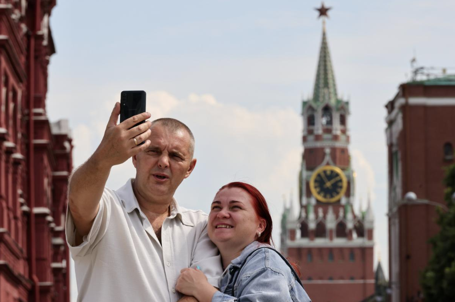Смартфоны повсюду: эта фотография российского государственного агентства ТАСС, очевидно, призвана показать, что россияне ни в чём не нуждяются © picture alliance/dpa/TASS