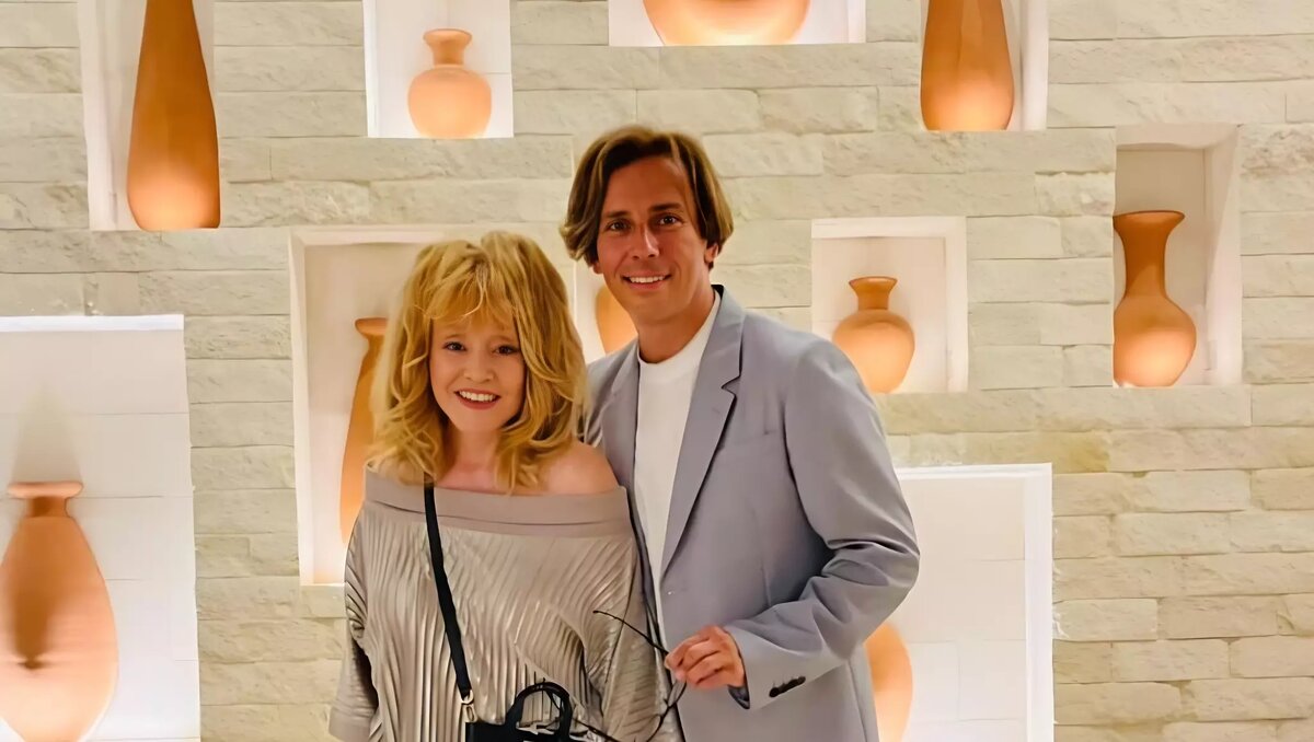     Певица Алла Пугачева (на фото) вновь покинула Россию. Ее супруг Максим Галкин* опубликовал совместное фото из Латвии.