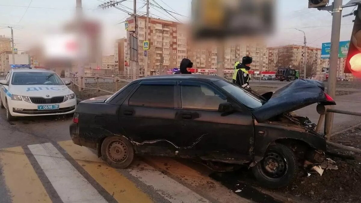     19-летний пьяный водитель, уезжая от сотрудников ДПС, врезался в световую опору.