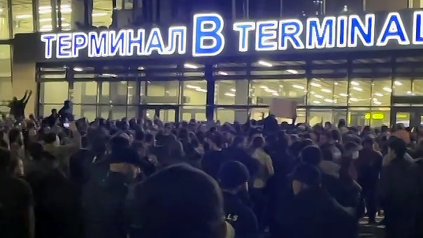 В МАХАЧКАЛЕ ПОРЯДКА ПОЛУТОРА ТЫСЯЧ ЧЕЛОВЕК, "РАЗОГРЕТЫХ" ЧЕРЕЗ СОЦСЕТИ, РАЗГРОМИЛИ АЭРОПОРТ В ПОИСКАХ ИЗРАИЛЬТЯН. СКРИНШОТ КАДРА ВИДЕО RUPTLY