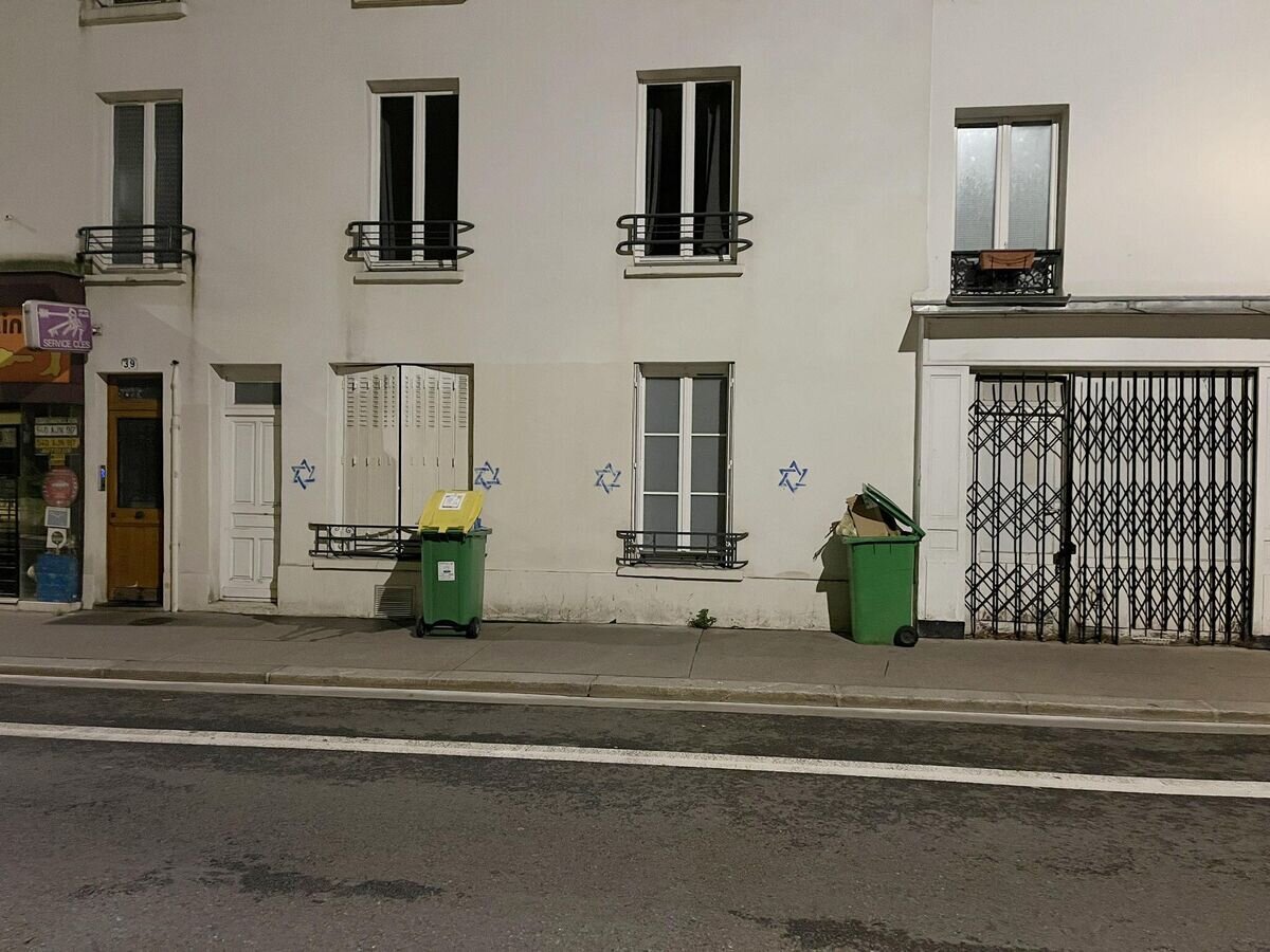    Звезды Давида на доме в Париже, где проживают евреи© Фото : Union des Etudiants Juifs de France
