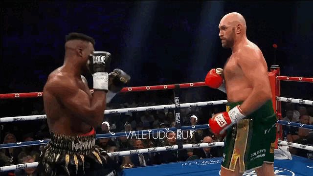 Тайсон Фьюри пропускает удар и улетает в нокдаун в 3 раунде. Такого уж точно никто не ждал.