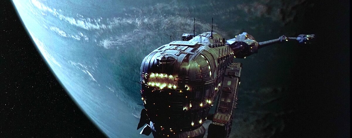 кадр из фильма "Сквозь горизонт" (Event horizon) / источник imdb.com