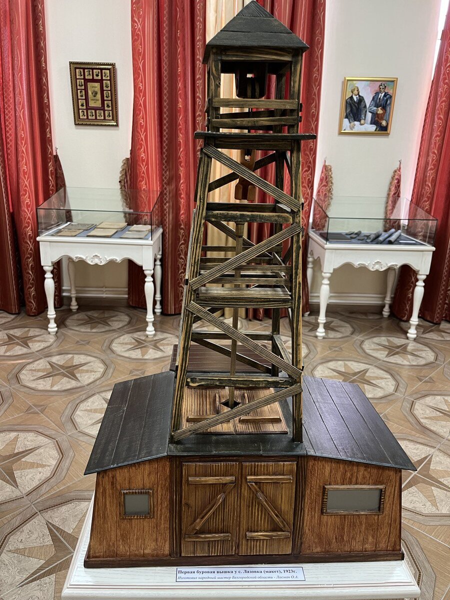 Макет первой буровой вышки у села Лозовка Щигровского уезда. Вышку построили в 1921 году. Фото из музея истории КМА, г. Губкин.