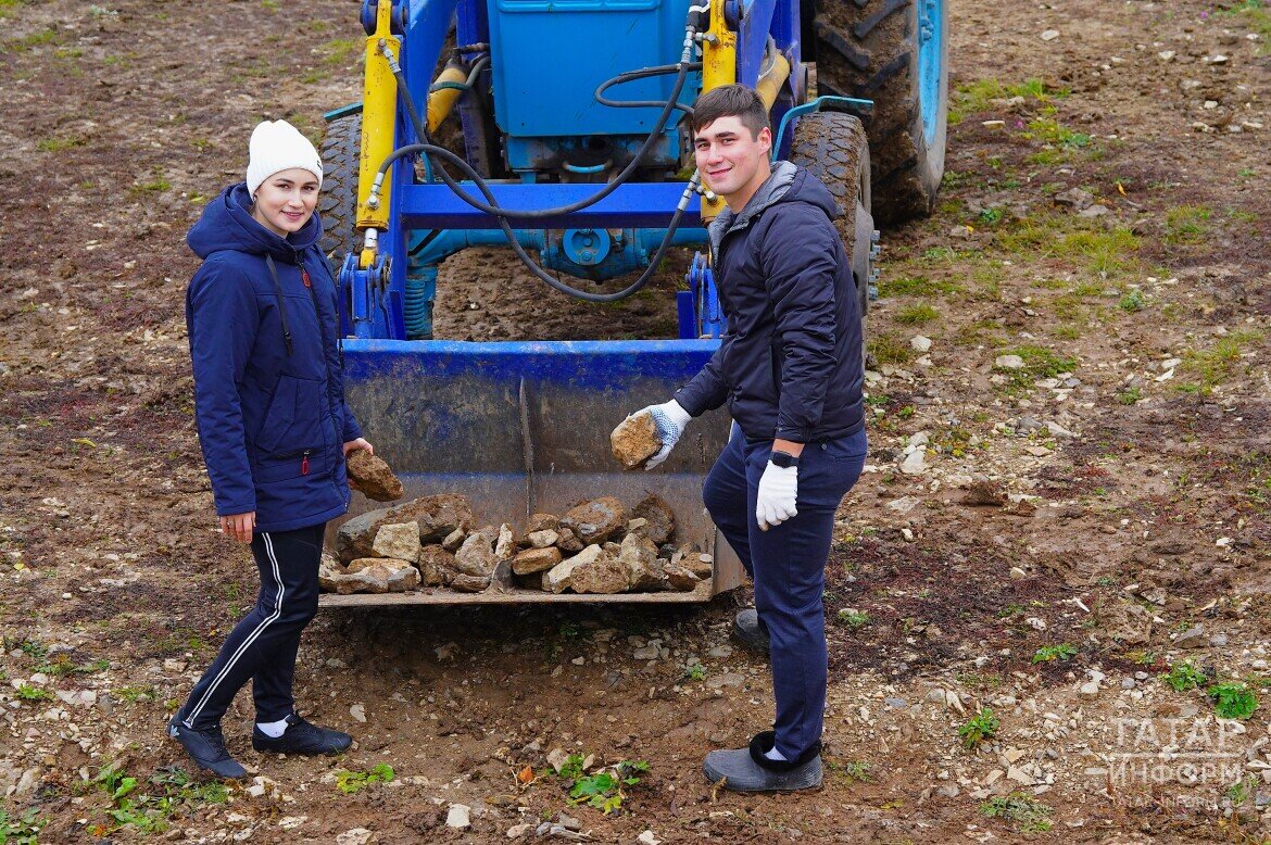 ​В детстве у Гузель с братом была мотивация: если соберут полный ковш камней для фундамента строящегося дома, то на обратном пути папа их посадит за руль. Фото: © Абдул Фархан / «Татар-информ»