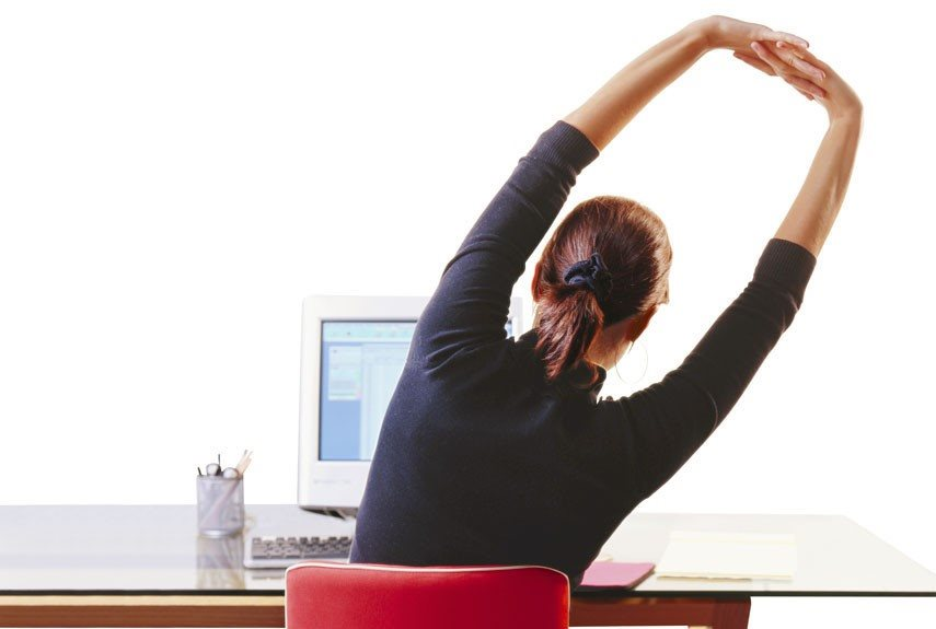  В сегодняшнем мире, основанном на технологиях, офисные работники проводят значительное количество времени, сидя за столами и работая за компьютерами, что часто может привести к болям в шее и спине .-5