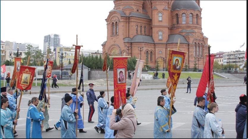 Праздник начался с Крестного хода от восстановленного в 2021 году храма Александра Невского.