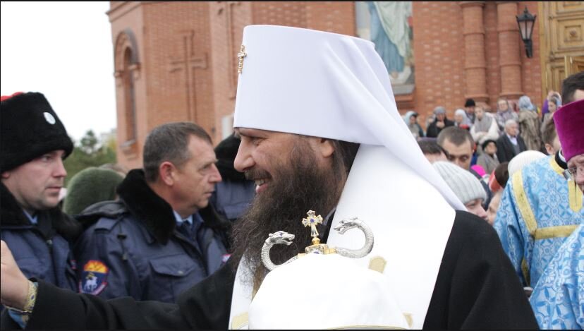 К горожанам вышел митрополит Волгоградский и Камышинский Феодор. 