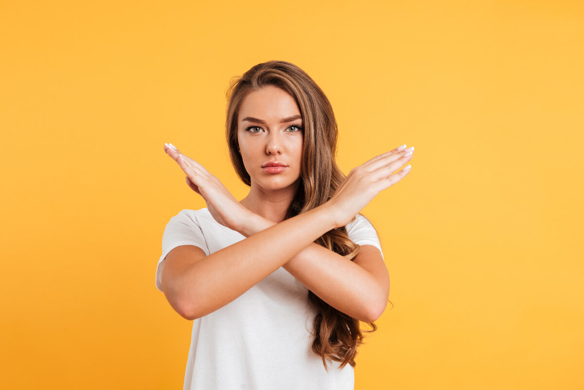 <a href="https://ru.freepik.com/free-photo/serious-caucasian-woman-standing-near-copyspace-showing-stop-gesture_7500679.htm#query=%D0%9E%D1%82%D0%BA%D0%B0%D0%B7&position=31&from_view=search&track=sph">Изображение от drobotdean</a> на Freepik
