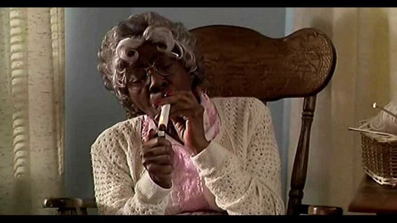 бабуля и "косячок" (кадр из фильма "Не грози южному централу, попивая сок у себя в квартале", 1996 год, реж. Пэрис Барклай)