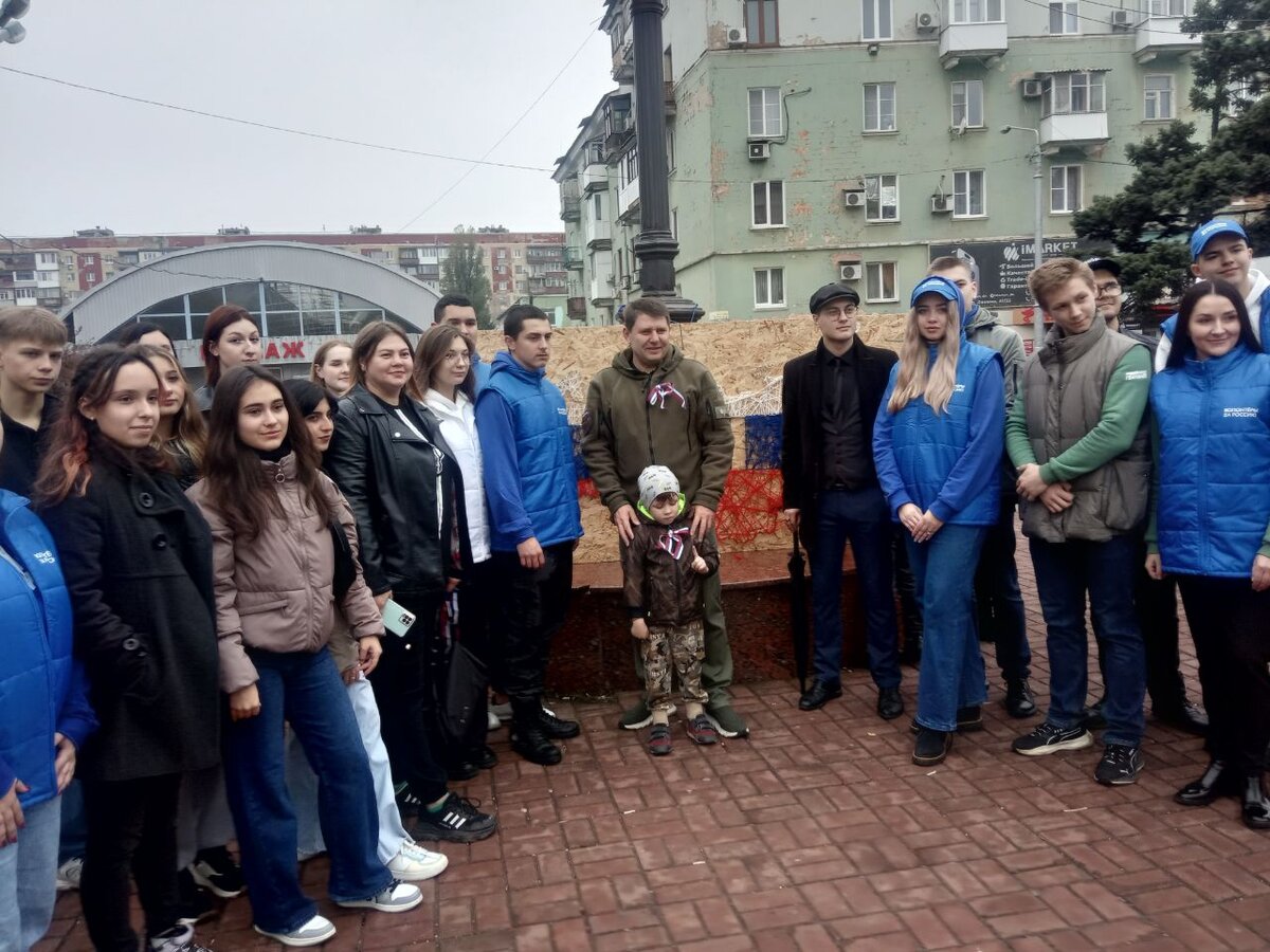    В прифронтовой Макеевке флэшмобом отметили День народного единства