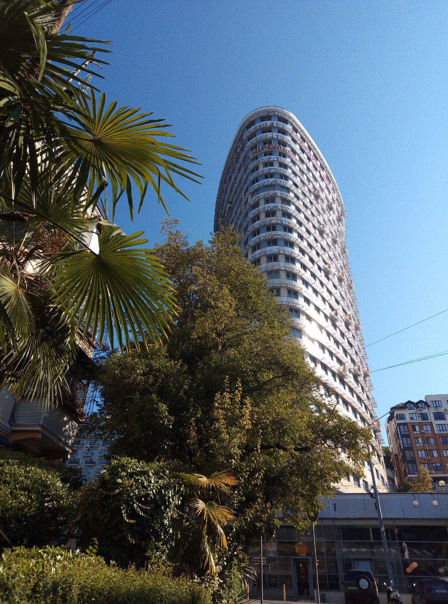 На соседней улице дом в виде корабля, особенно сбоку и издалека, как будто большущий корабль.