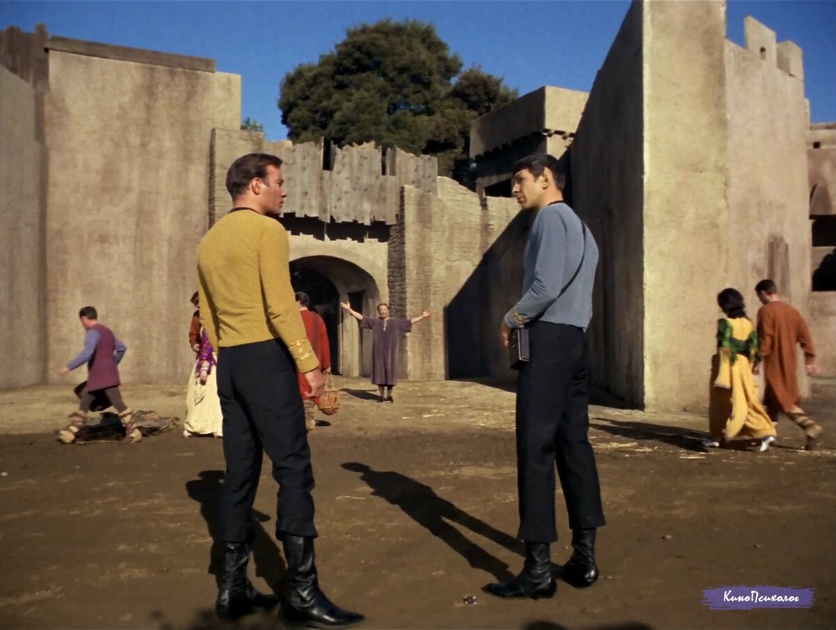 "Star trek", скриншот. Кирк и мистер Спок прибыли к органианцам.